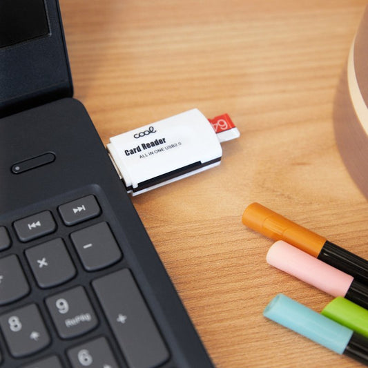 Leitor de cartões de memória USB universal COOL (tudo em um) branco